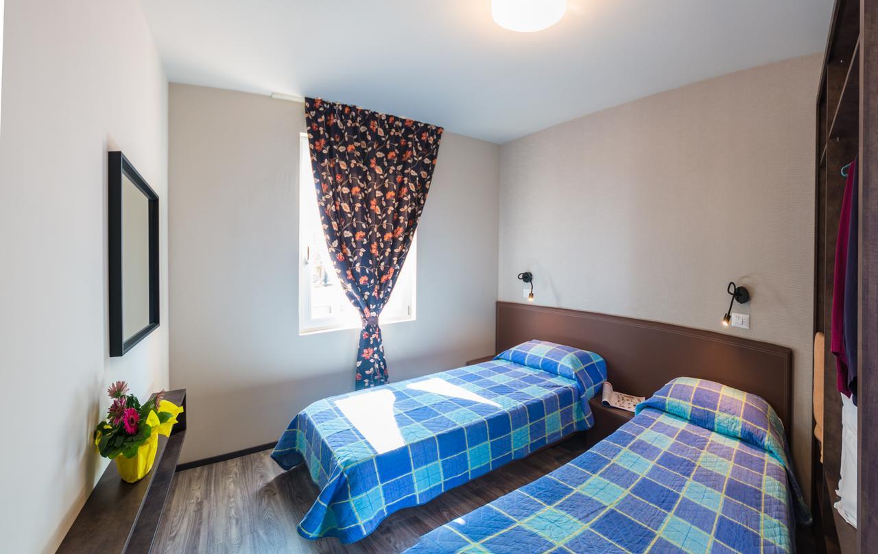 Le Palme Camping & Village Lazise Ruang foto